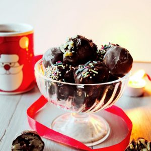 We have so much to do before Christmas, so these easy homemade truffles 3 ways will save your time, preparing your festive table or edible Christmas gifts! You will need only few ingredients, no baking and only 10 minutes to make these Christmas desserts!