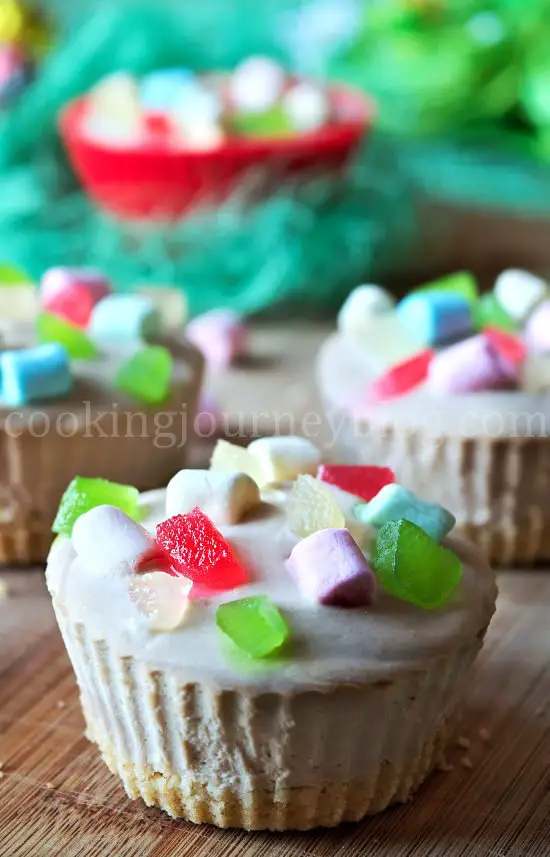 Easter desserts - mini cheesecakes with colorful marshmallows. Easy mini cheesecake recipe