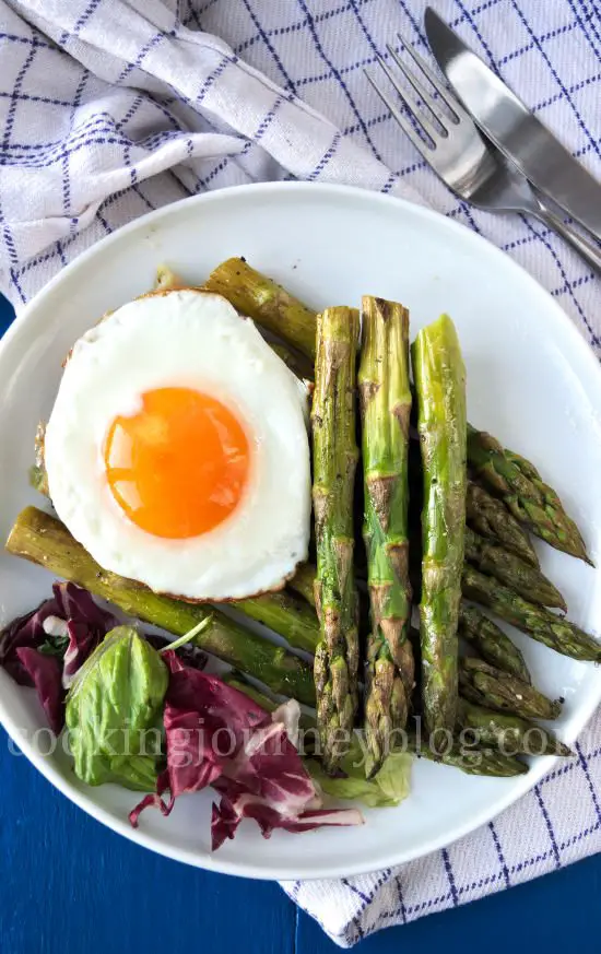 Roasted asparagus with fried egg, view from top