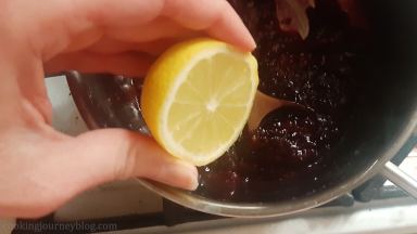 Adding lemon juice in the blackberry jam
