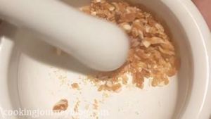 Using mortar and pestle, crush praline to smaller pieces.