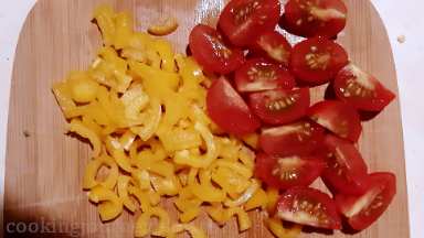 Chop bell pepper. Cut tomatoes in quarters.