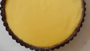 Put the lemon tart in the fridge for at least 3 hours or overnight until set.