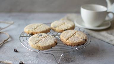 Bake another batch of cookies. Let them cool for 10 minutes. Dust the cookies with baking powder.
