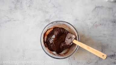Add melted chocolate and mix with the spatula until all is well incorporated.
