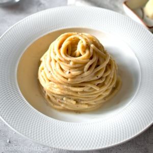 A plate with spaghetti cacio e pepe, view from top