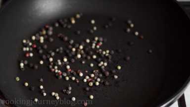 Cook whole peppercorns on a dry pan and low heat for 1 minute.