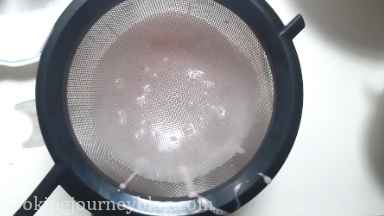 Sieve the mixture into the pouring jar to remove any lumps or bubbles. Let the mirror glaze cool to 33 C before pouring.