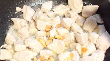 Add garlic flakes to the pan.
