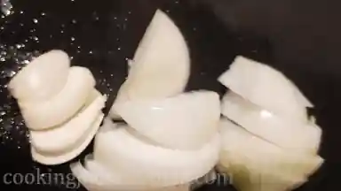 Chop onion and garlic.