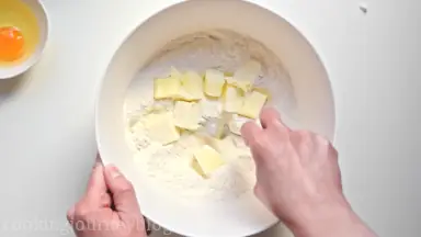 Add butter cubes press into the flour mixture.