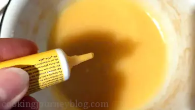 Add few drops of yellow food coloring to lemon filling, mix.
