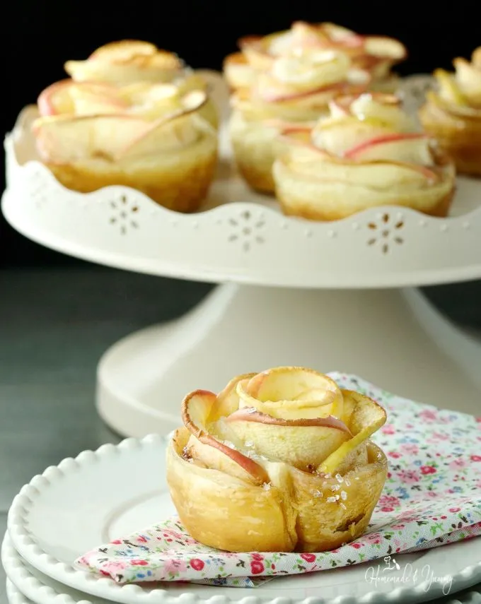 Apple 1rose 1tarts on a cake stand