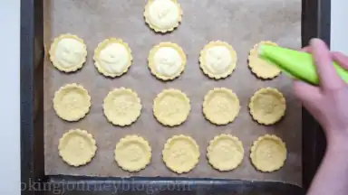 Put the cheese filling in a piping bag. Fill the tart shells until the top.